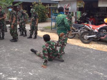 Tim Demonstrasi BDM Gladi Kotor Di Perempatan Tugu TMMD Bojonegoro